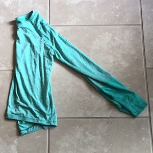 Long sleeve with thumb holes sports shirt